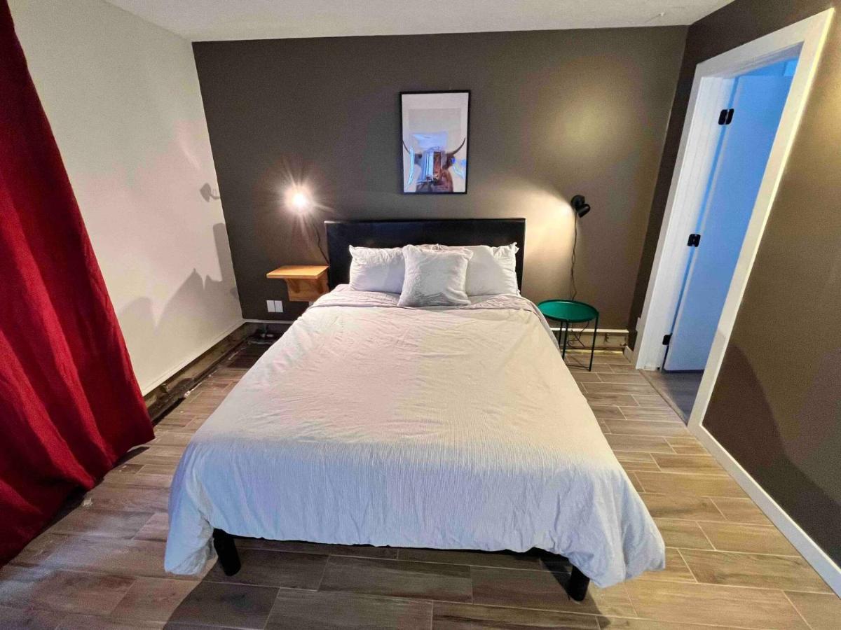 One Bedroom Condo Near Whyte Ave Close To University Edmonton Exterior foto