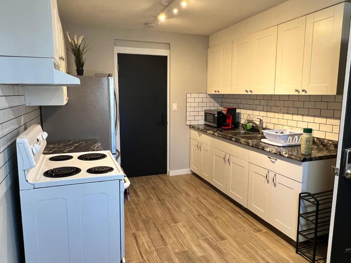 One Bedroom Condo Near Whyte Ave Close To University Edmonton Exterior foto