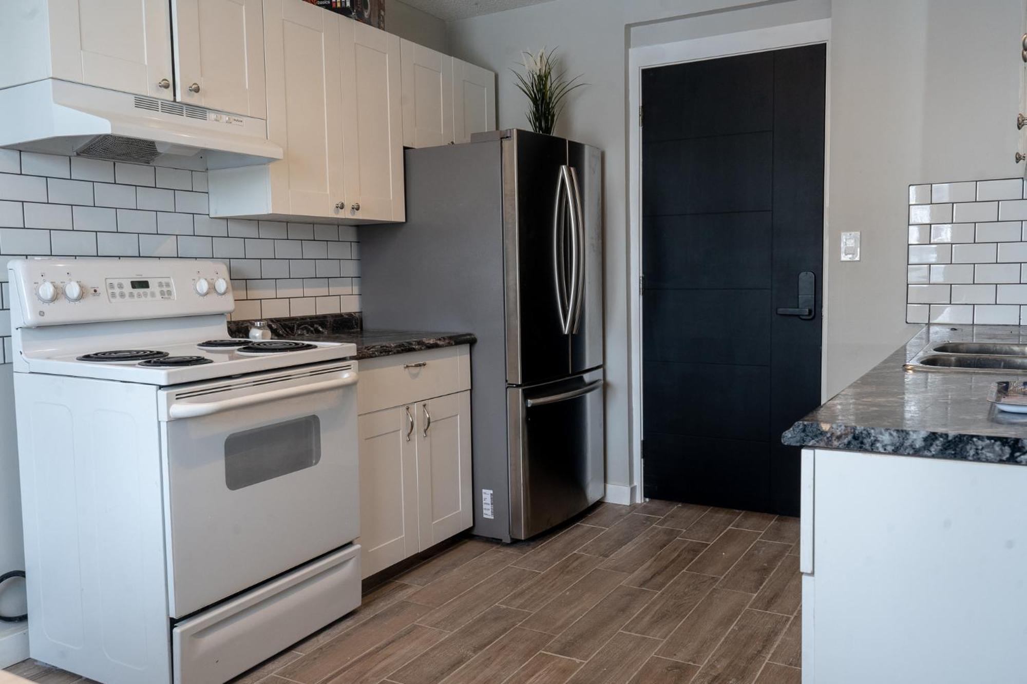 One Bedroom Condo Near Whyte Ave Close To University Edmonton Exterior foto